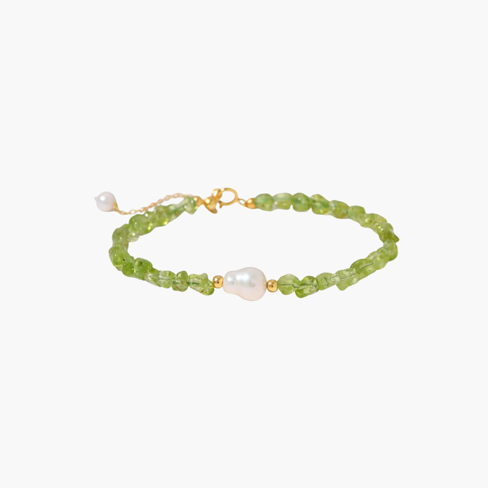 Delicate sterling silver bracelet with lime-green peridot gemstone chips and single freshwater pearl centerpiece