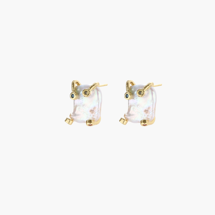 Baroque pearl studs in gold-plated prong setting with four multicolor gemstones on each corner, front and side view