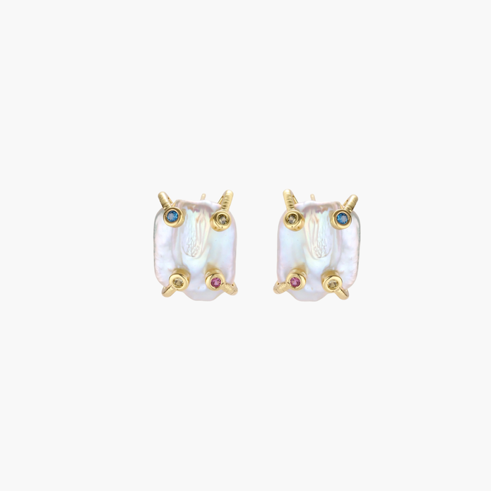 Baroque pearl studs in gold-plated prong setting with four multicolor gemstones on each corner, front and side view