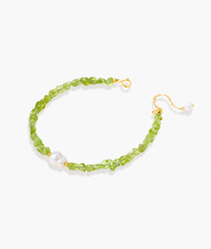 Delicate sterling silver bracelet with lime-green peridot gemstone chips and single freshwater pearl centerpiece